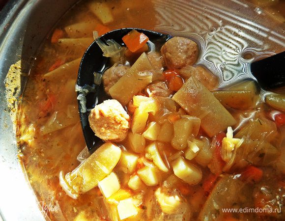 Итак, прикрываем крышкой, ставим на мизерный огонь и оставляем на час томиться. Я варила поздно вечером. За ночь щи настоялись, пропитались, и вот результат!