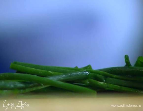 Укроп и шнитт-лук крупно порезать.