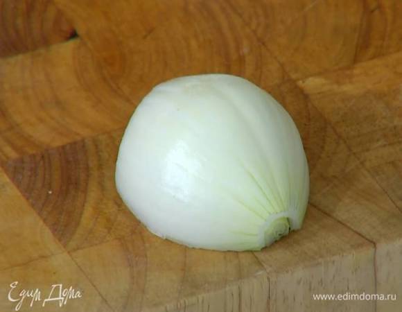 Лук почистить и крупно порезать.