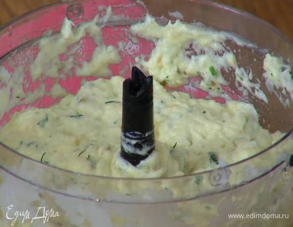 Треску разрезать на куски и вместе с луком измельчить в блендере, затем, не выключая блендера, добавить чеснок, каперсы, турмерик, яйцо и зелень, по одному ввести еще два яйца и взбить все в пышную массу.