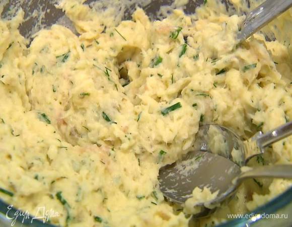 Рыбную массу посолить и поперчить, всыпать в нее муку и вымешать лопаткой.