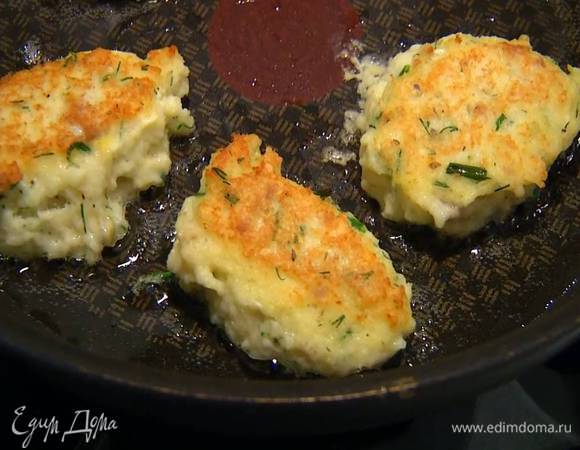Разогреть в сковороде оливковое масло, с помощью двух ложек сформировать небольшие биточки и обжарить со всех сторон до готовности.