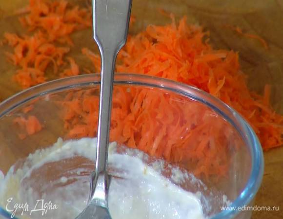 Морковь почистить и натереть на мелкой терке.