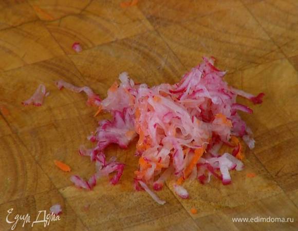 Редис натереть на мелкой терке.