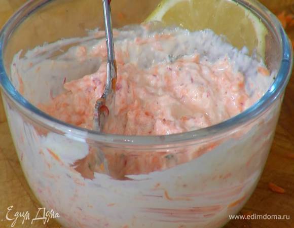 Приготовить соус: сметану соединить с хреном, морковью, редисом и листьями тимьяна, посолить, влить лимонный сок и все перемешать.