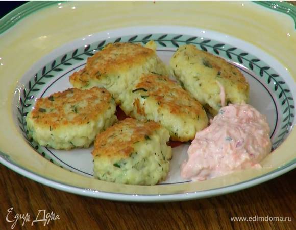 Готовые биточки подавать с соусом.