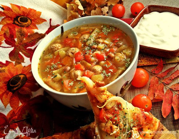 Посыпаем зеленью и подаем со сметаной.