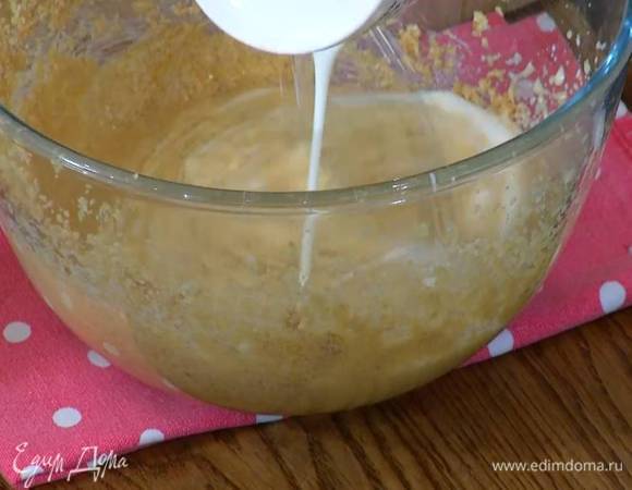 Приготовить тесто: предварительно размягченное сливочное масло вместе с сахаром взбить блендером с насадкой-венчиком на медленной скорости, затем, не выключая блендера, по одному ввести яйца, влить кефир и взбить все в однородную массу.