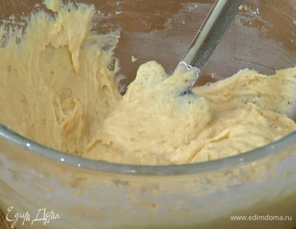 Муку перемешать с разрыхлителем и солью, добавить в сливочно-кефирную массу и лопаткой вымешать тесто.