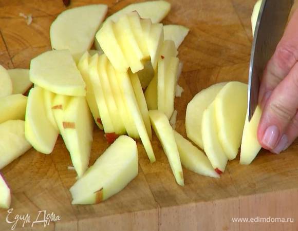 Яблоки очистить от кожуры и, удалив сердцевину, нарезать тонкими ломтиками.