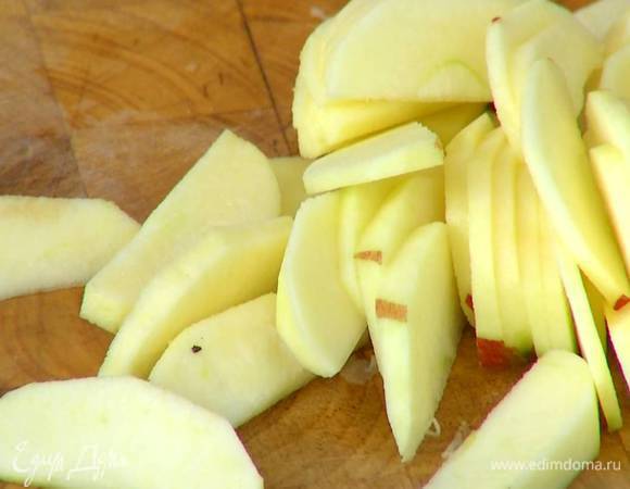 Из половинки лимона выжать сок и сбрызнуть им нарезанные яблоки.