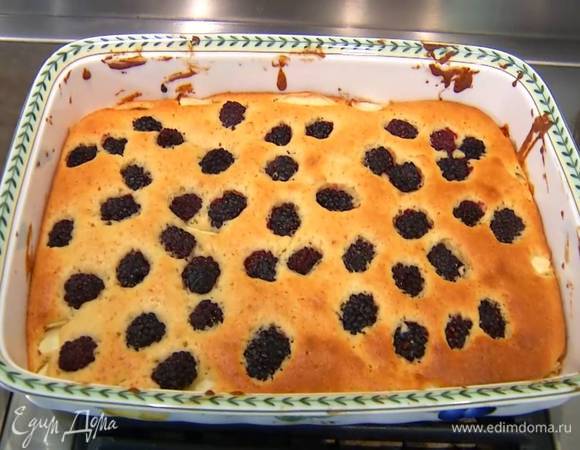 Выпекать шарлотку в разогретой духовке 35‒40 минут.