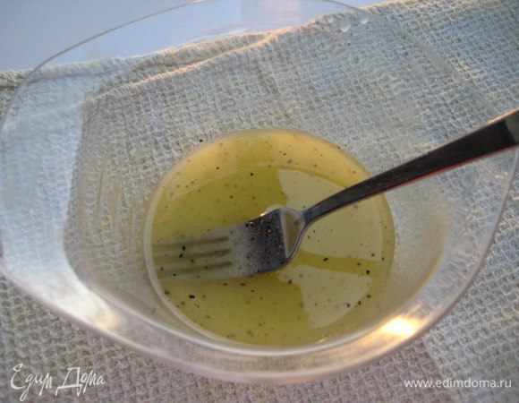 Заправка: смешать масло грецкого ореха Biolio с лимонным соком, взбить вилкой до помутнения, посолить, поперчить.