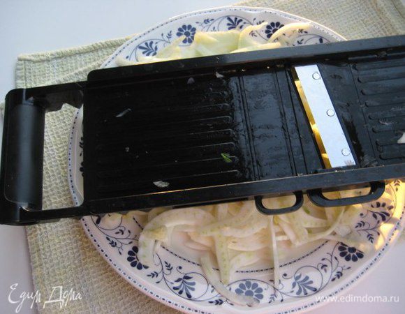 Фенхель и яблоко нарезать тонкими пластинками, я воспользовалась теркой, которую мне подарила Иришка (burro.salvia). Выложить на тарелки. Полить заправкой.