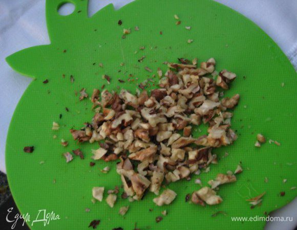 Грецкие орехи подсушить на сухой сковороде, порубить ножом.