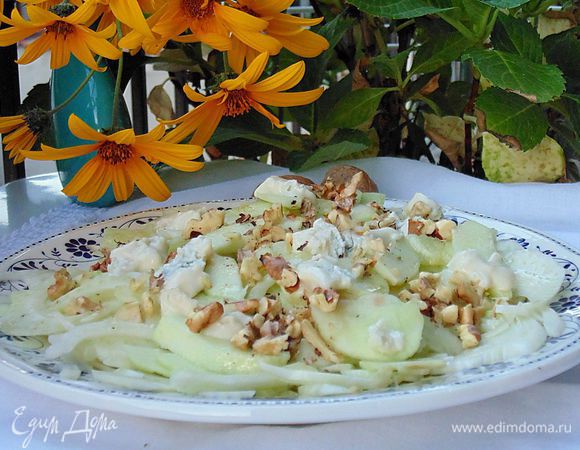 Посыпать салат сверху орехами и положить кусочки сыра. Подавать сразу же.
Приятного аппетита!