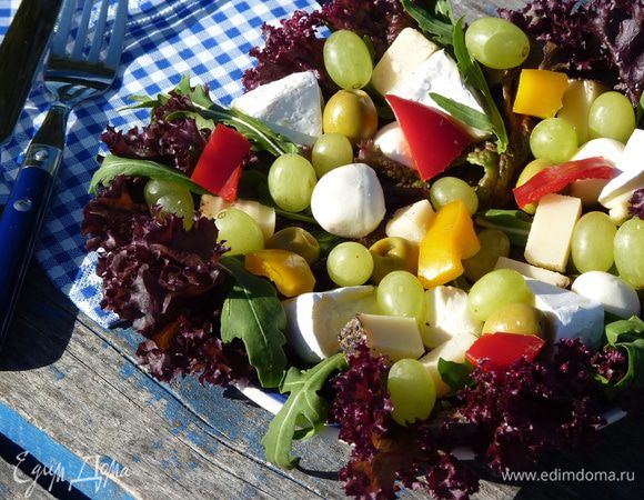 Полить растительным маслом (я бы рекомендовала ореховое от Biolio), поперчить (по желанию), украсить болгарским перцем.