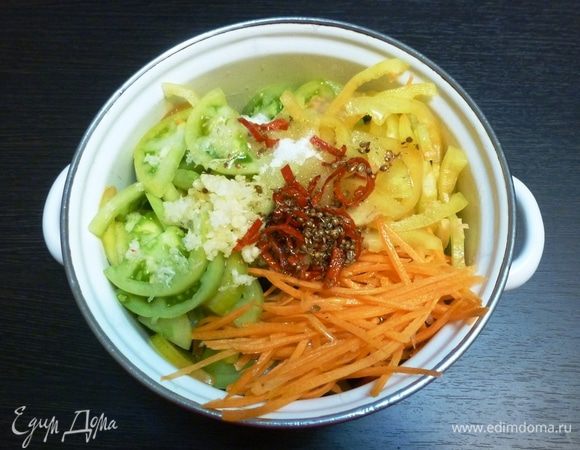 Вольем содержимое сковороды в кастрюлю с овощами. Перемешаем, оставим охладиться в холодильник. 