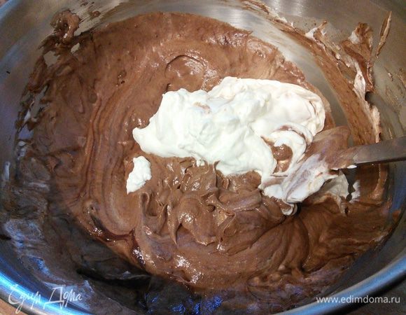 Вводим сливки, не сразу, а в 2 — 3 приема.
