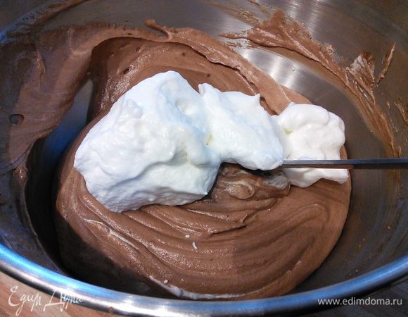 В самом конце в несколько приемов ввести взбитые белки, выложить мусс на корж, разровнять и поставить в холодильник минимум на 3 часа.