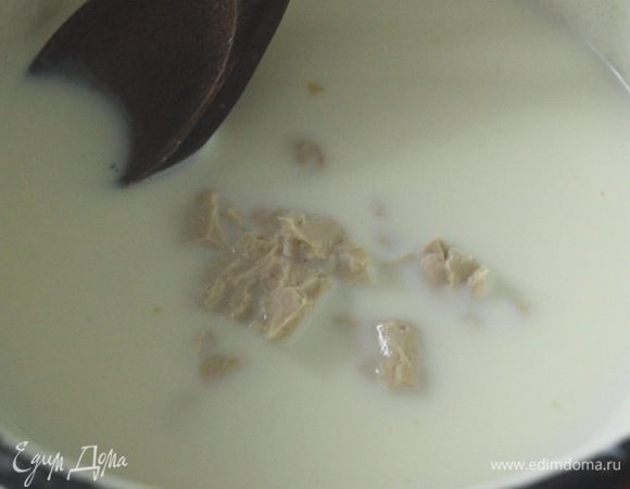 Растворить дрожжи в теплом молоке