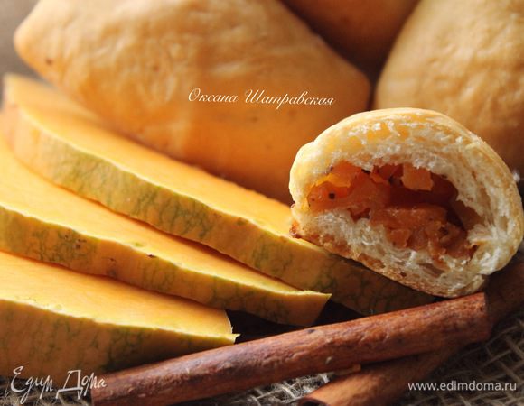 Размешать 1/2 желтка с 1 ст. л. молока или нежирных сливок, смазать этой смесью пирожки и выпекать в разогретой до 180°С духовке около 20 мин. (ориентироваться по золотистому цвету). Готовые пирожки можно присыпать пудрой, но нам и без пудры было вкусно😋