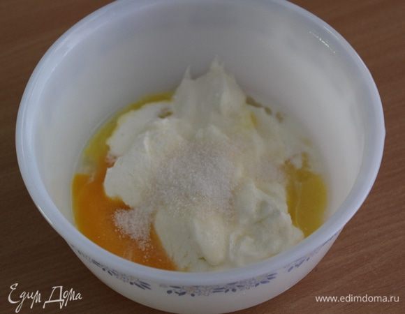 Яичные желтки соединить со сметаной, ванильным сахаром.
 