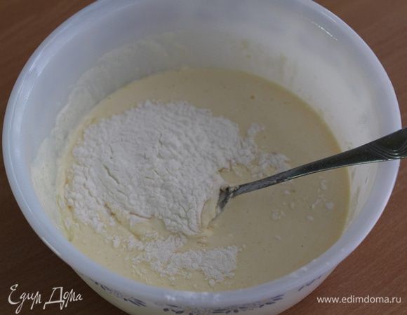 Добавить крахмал, хорошо перемешать.