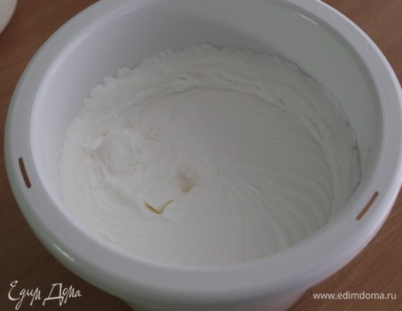 Отдельно взбить белки.