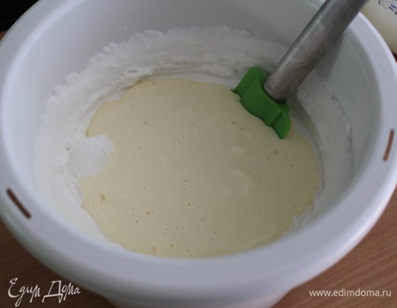 Соединить белковую и желтковую смеси, аккуратно перемешать.