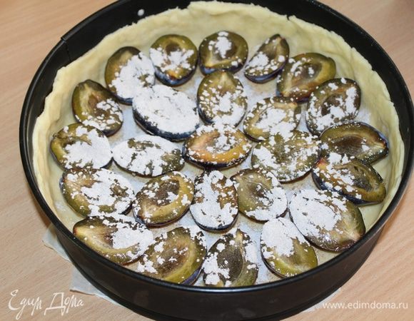 Выложить половинки слив, посыпать сахаром и корицей (у меня сахарная пудра с корицей).