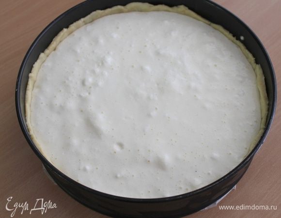  Равномерным слоем выложить крем. 