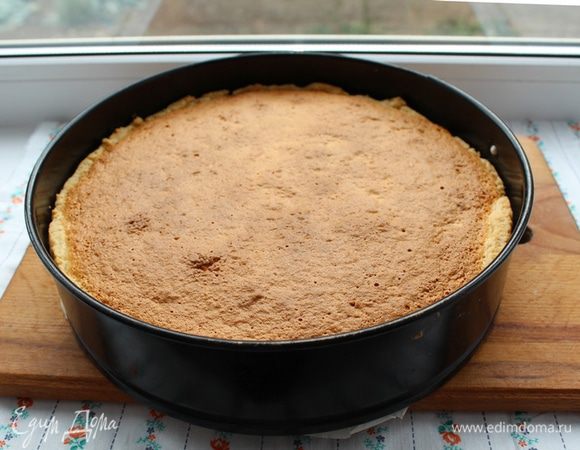 Выпекать при температуре 180°С приблизительно 45 — 50 минут. Дать пирогу остыть в форме 2 — 3 часа. 