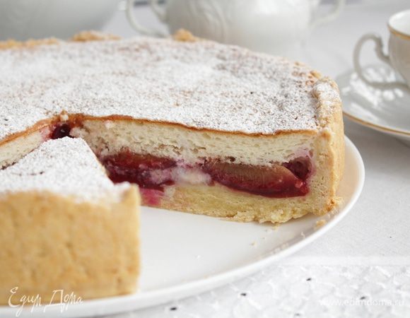 Посыпать сахарной пудрой.