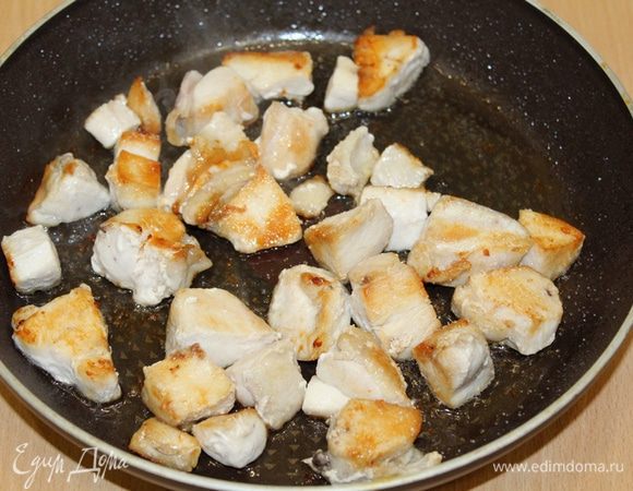 Грудку нарезать на кусочки и обжарить до золотистой корочки. 
