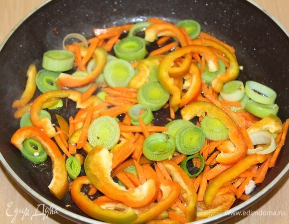 В сковороде обжарьте  нарезанный лук, перец и нарезанную соломкой морковь.
