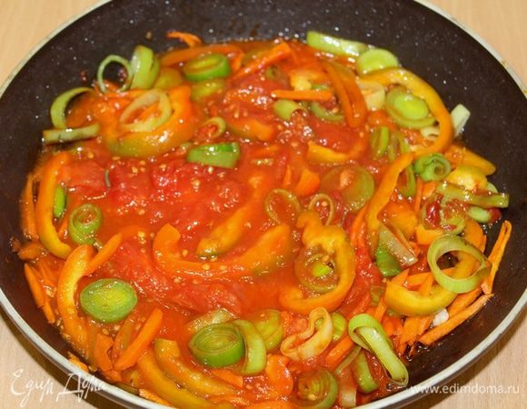 Добавляем пару помидоров без шкурки и томатную пасту «Помидорка».