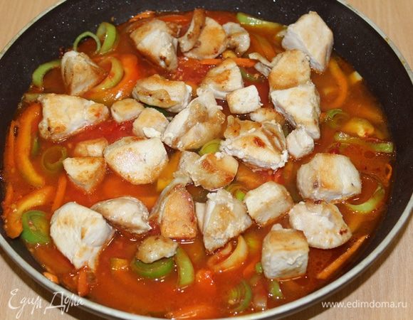 Соединяем с курицей, доливаем немного воды.
