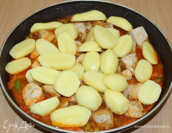 Когда курица будет почти готова, положить картофель (у меня молодой и мелкий картофель).