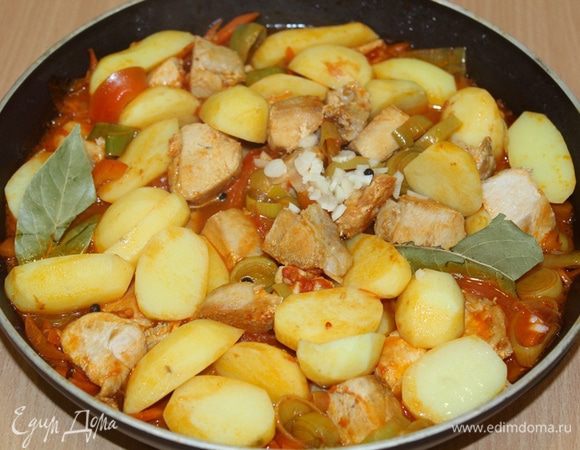 Посолить, поперчить, добавить лавровый лист, измельченный чеснок, при необходимости добавить еще немного воды, тушить до готовности картофеля.