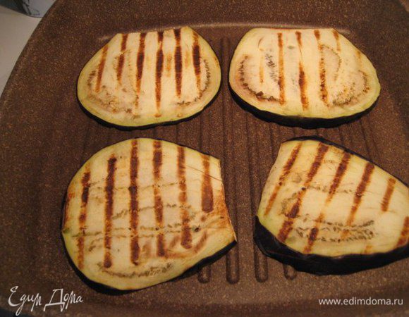 Обжарить с двух сторон на сковороде-гриль. Переложить в тарелку, смазать кисточкой оливковым маслом.