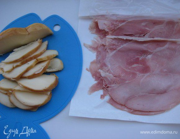 Ветчина (прошутто) нужна тонкой нарезкой, сыр нарезать небольшими кусочками.