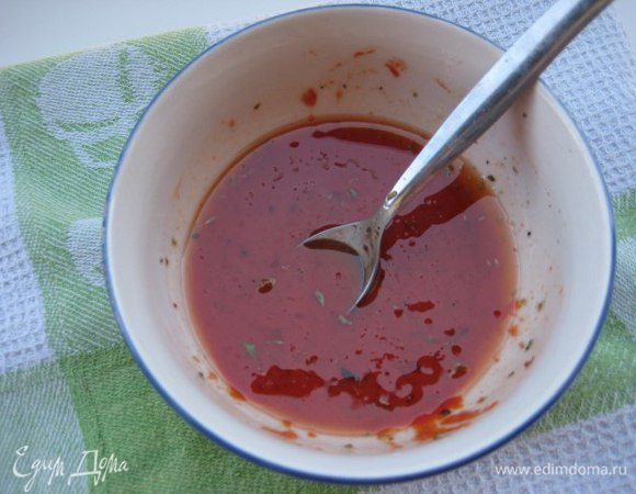 Томатный соус: смешать томатную пасту с водой, оливковым маслом, посолить, добавить щепотку сухого орегано.