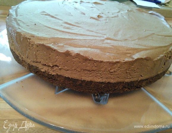 Опуская нож в кипяток, аккуратно провести им по бортам формы, чтобы ее было легче снять с торта.