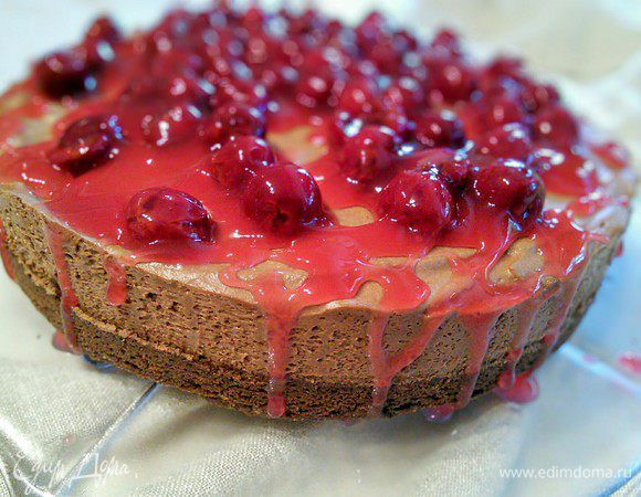 Украсить вишней и соусом. На охлажденном муссе вишневый топпинг схватывается сразу, поэтому торт готов к употреблению.