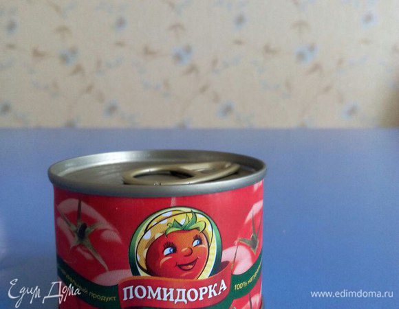 Добавить к луку измельченные помидоры и томатную пасту «Помидорку».