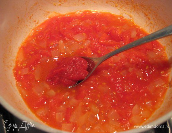 Потушить соус на медленном огне 10 минут, посолить, поперчить. 