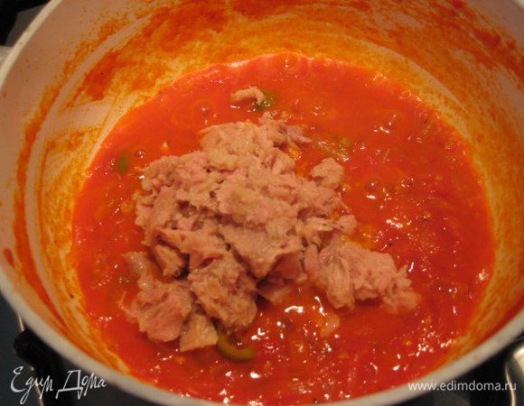 Оливки нарезать колечками. Если каперсы в соли, то промыть под проточной водой. Добавить каперсы с оливками в соус. С тунца слить масло (у мня банка тунца в масле 160 грамм), размять вилкой, добавить в соус, перемешать, снять с огня. Посыпать измельченной петрушкой.