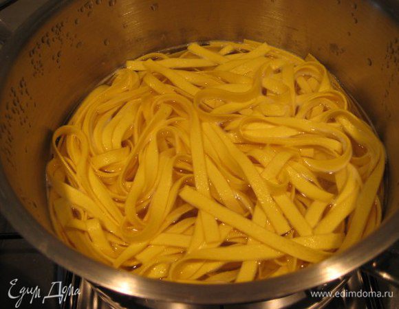 Отварить пасту по времени, указанном на упаковке. К этому соусу подходят хорошо спагетти, у меня были свежие тальятелле.