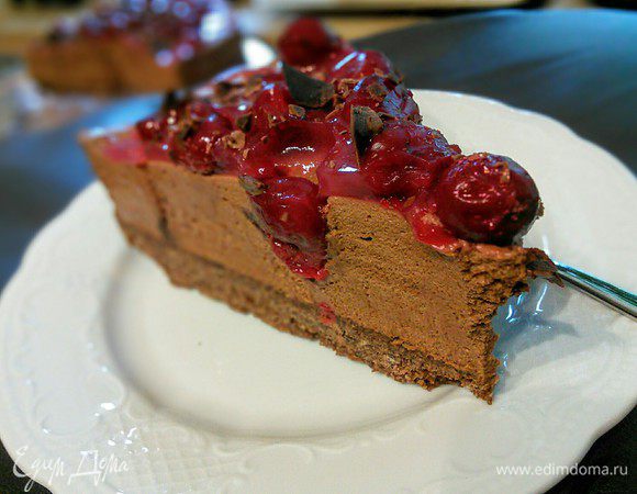 А вот и желанный кусочек, вишенка кокетливо провалилась!